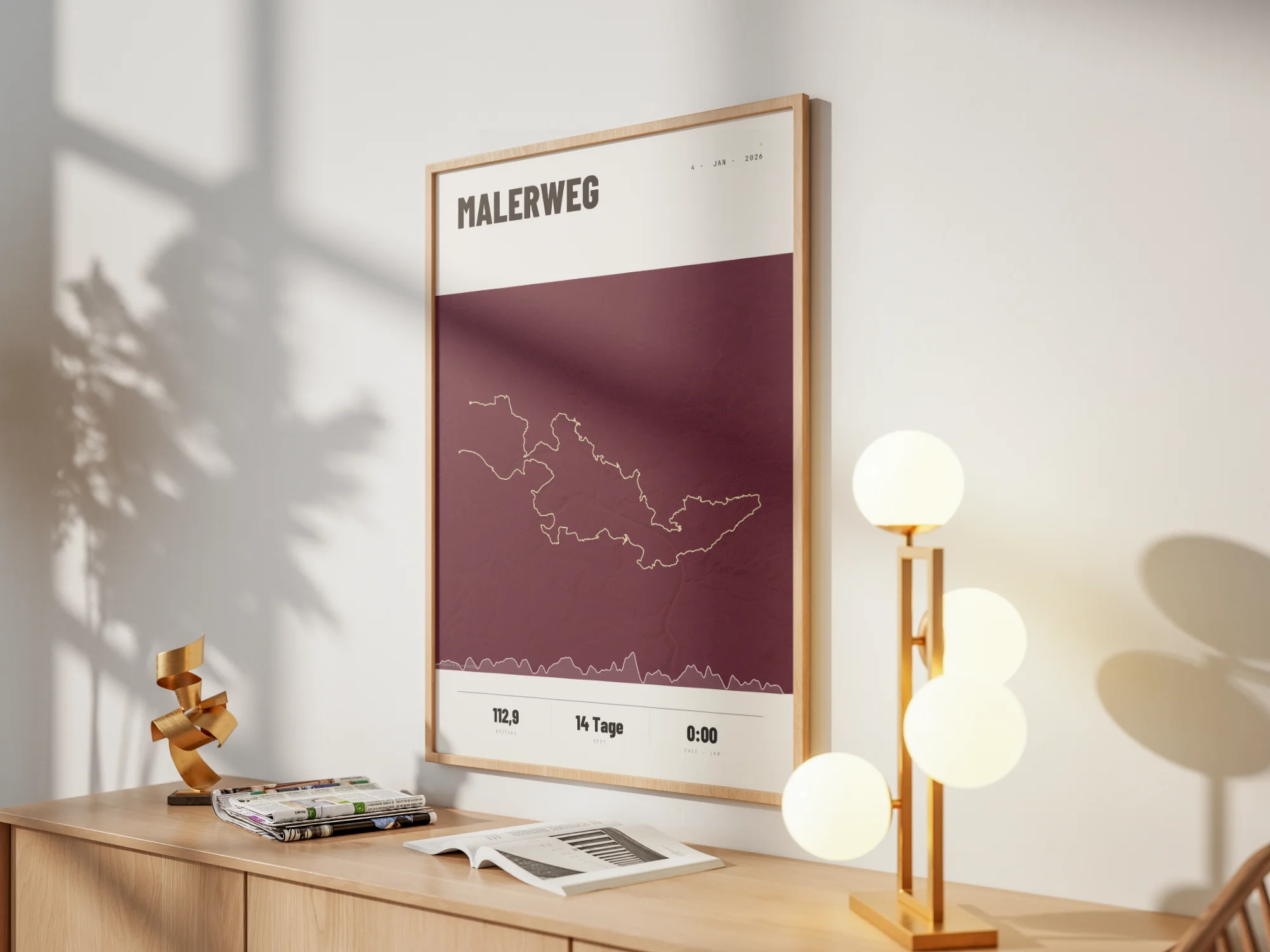 Wanderposter gerahmt im Raum