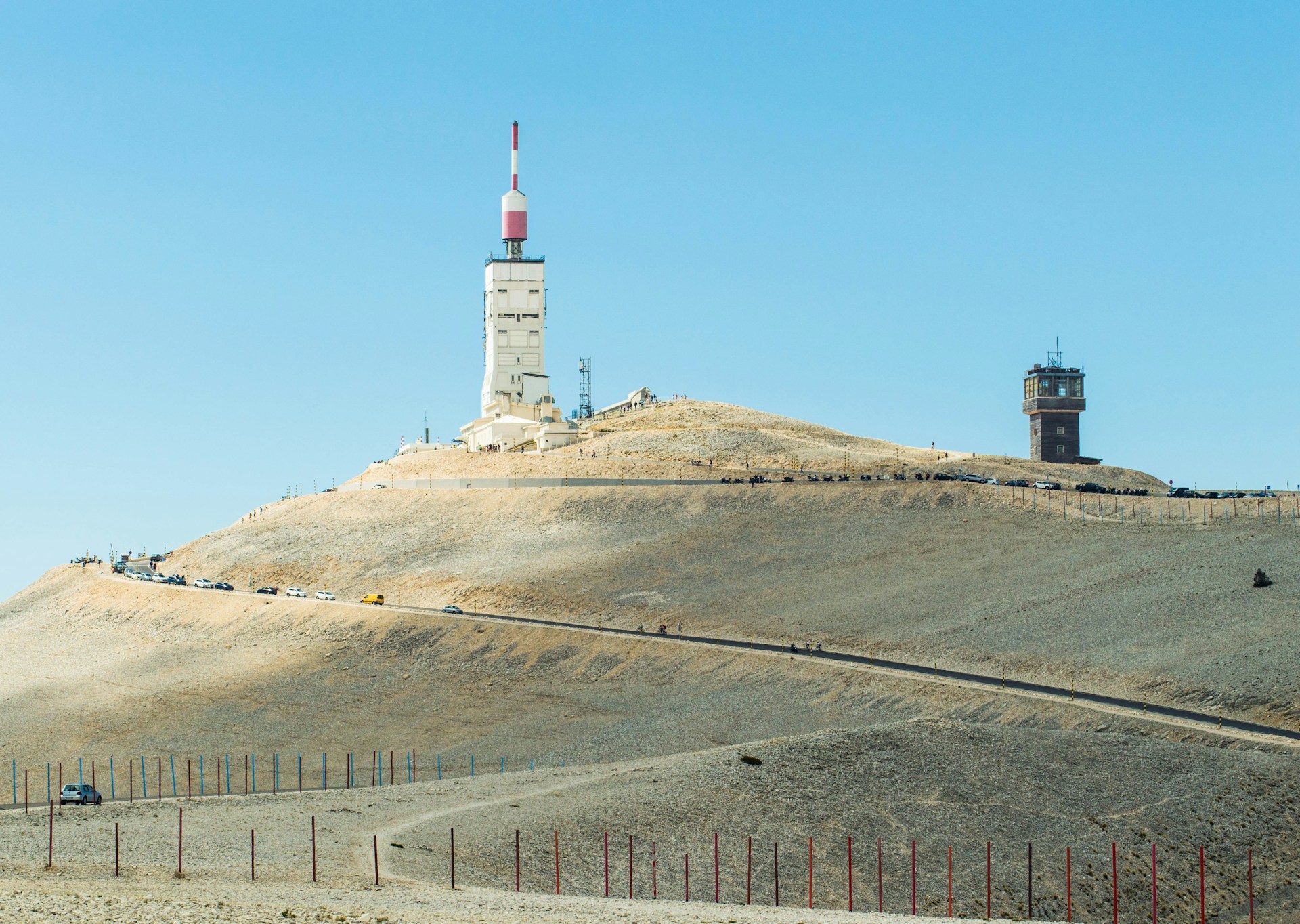 La vetta del Mont Ventoux con la stazione meteo: il paesaggio calcareo e spoglio degli ultimi chilometri.